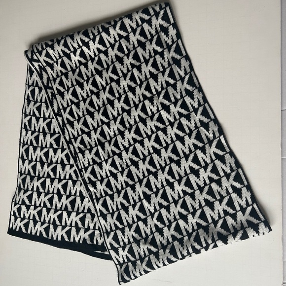 Michael Kors Scarf MK Monogram Reversible Knit Logo Black & White - Picture 1 of 4